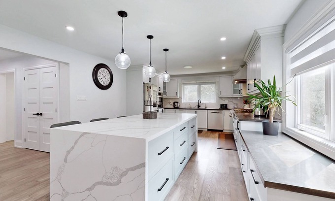 Whitchurch-Stouffville Villa | Newly renovated luxury Home with deck, surrounded by trees on a 5 acres land