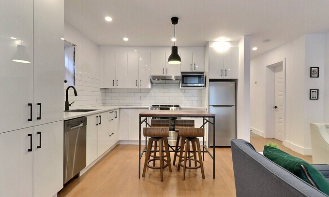 Pointe-Saint-Charles Apartment | Newly renovated luminous open plan condo,near downtown,metro station