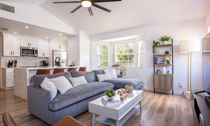 Kissimmee Apartment | Newly Renovated Luxury 2BR Apartment 15 Min to Disney—Pool, Gym, Sleeps 6