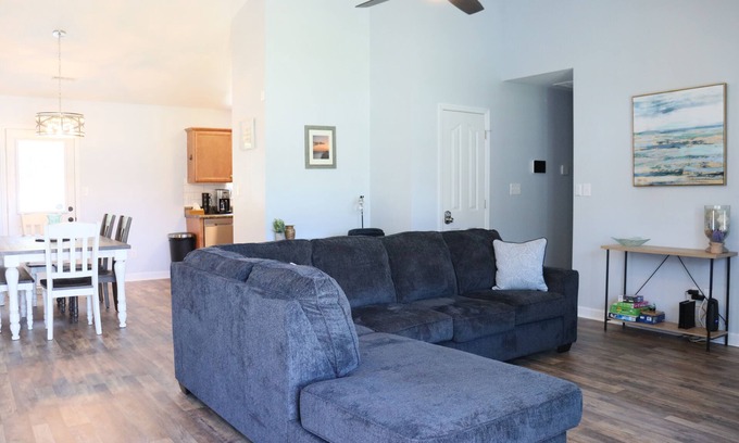 Westgate House | Newly Renovated : Minutes from the airport, shopping, and bases
