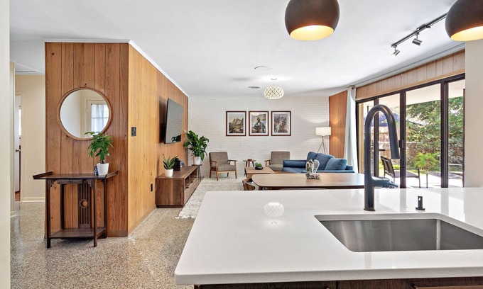 Slidell House | Newly Renovated Mid Century Modern Home - 30 Minutes From New Orleans