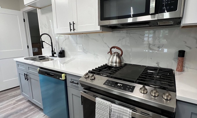 Bolingbrook House | Newly Renovated Modern Bolingbrook Retreat
