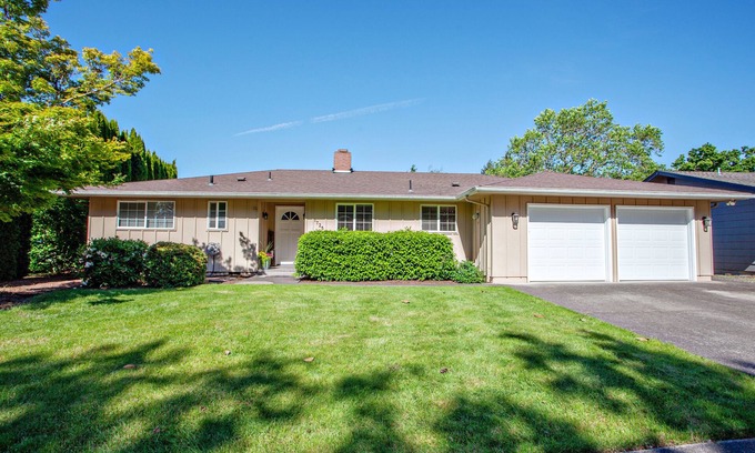 Eugene House | Newly renovated, near the U of O and Hayward field . Garage space available.