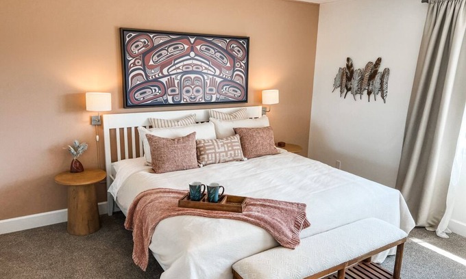 Comox House | Newly renovated oceanside and mountain view bungalow