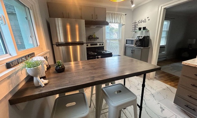 Mayville Apartment | Newly Renovated Parkside Apartment