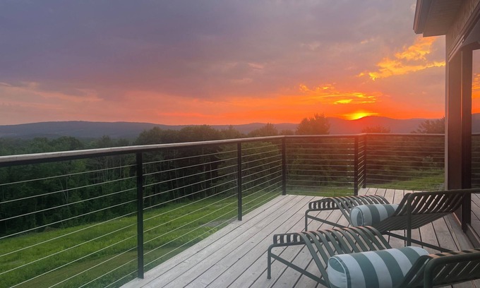 Hillsdale House | Newly renovated private 3 bedroom house on a dead end road.13 acres & 360 views