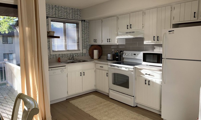 Penfield Condo | Newly renovated, relaxing space close to U of I and hospitals- high speed WiFI