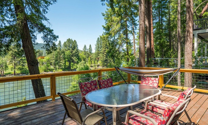 Leavenworth House | Newly renovated Riverfront property that sleeps 8 guests & dog friendly.