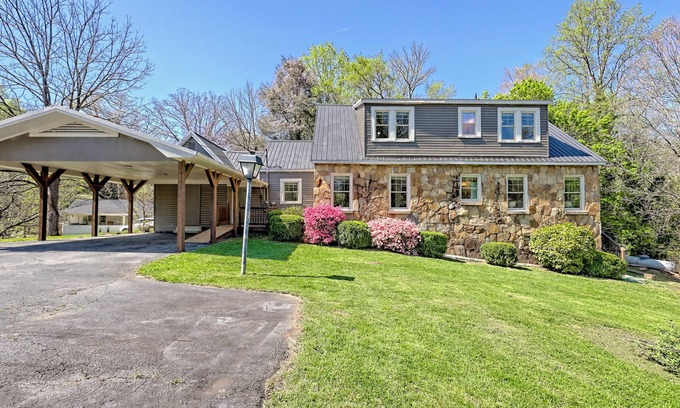 Clayton House | Newly Renovated & Spacious 4/3.5 Peaks Ridge @ Downtown Clayton - Pet Friendly!