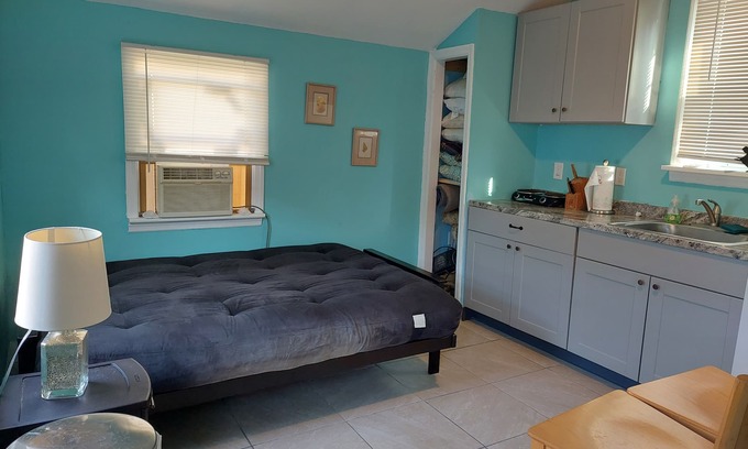 Villas House | Newly renovated studio bungalow six minutes walking distance from the DE Bay