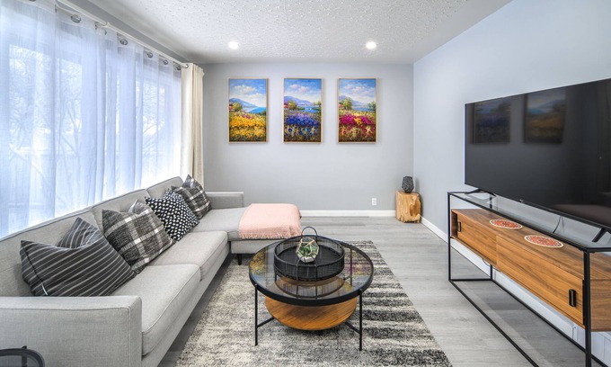 Southwest Calgary House | Newly Renovated Stylish & Romantic Home, 5 minutes to Downtown & Ctrain & 17 Ave