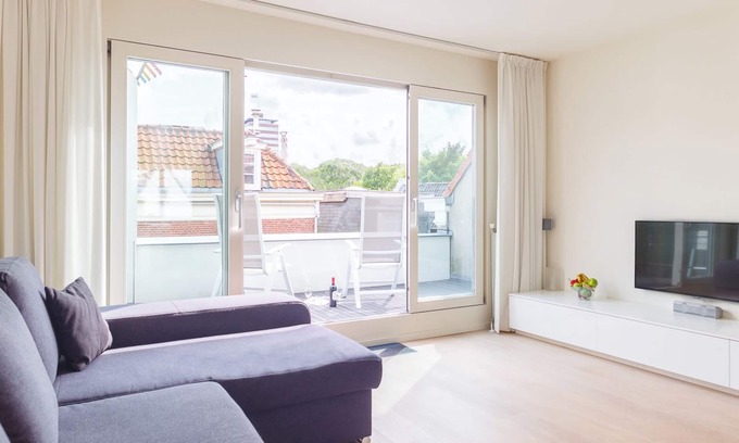 De Weteringschans Apartment | Newly renovated top floor apartment in a quiet street of the historic centre.