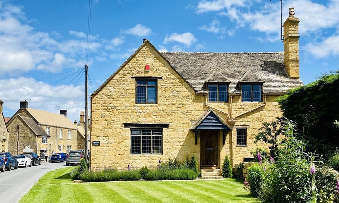 Willersey House | Newly renovated traditional Cotswold house with hot tub and sauna