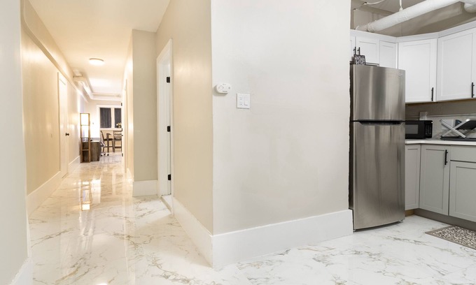 Dearborn Apartment | Newly renovated unit in downtown