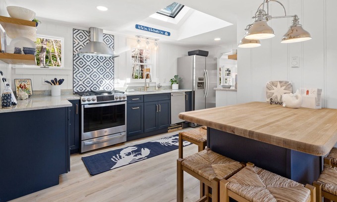 West Chatham Cottage | Newly Renovated Upscale Cottage/Pvt 2 KING BR Ensuite/1 Mile to Hardings Beach