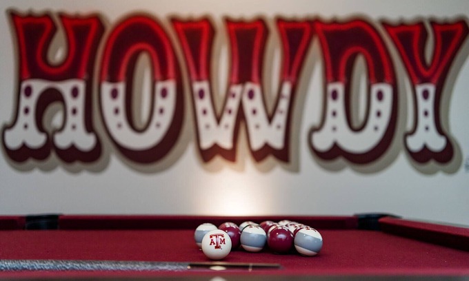Southern Plantation House | Newly renovated home w/hand-painted "HOWDY" mural, game/bunk room & pool table
