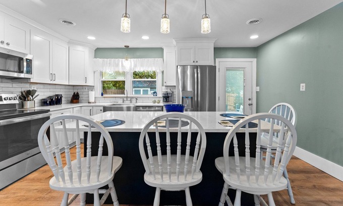 Colonial Beach House | Newly Renovated 2BR Cottage on The Point