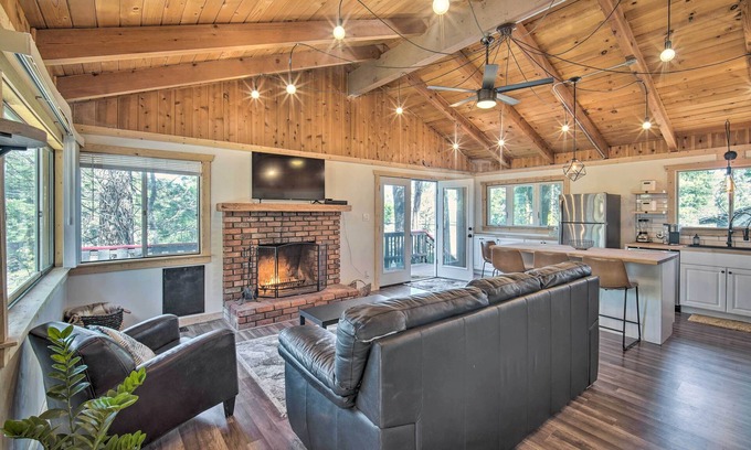 Arrowhead Villas Cabin | Newly Renovated Lake Arrowhead Cabin w/Deck!