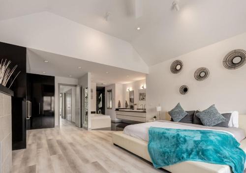 Hillhurst House | Newly Renovated Vacation Home w/Hot Tub & Garage