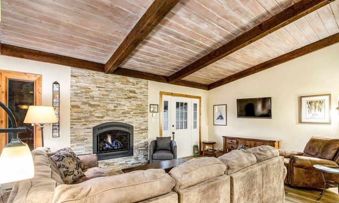 Intermountain House | Newly Renovated Vail Valley Escape with Balcony, Free Shuttle to Slopes
