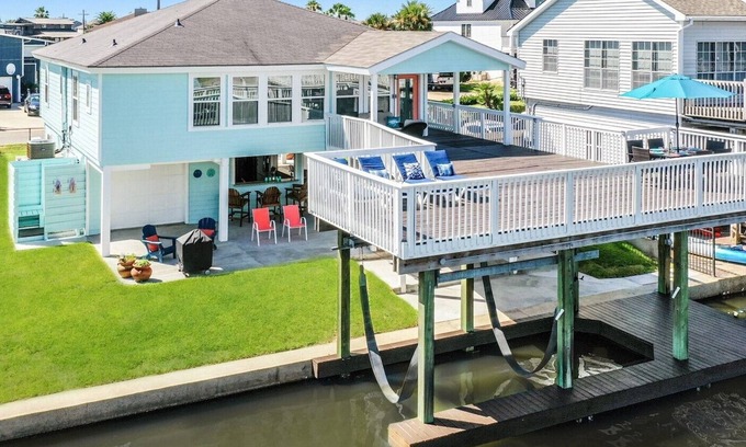 Jamaica Beach House | Newly Renovated Waterfront Home w/Kayaks/Bikes, Ping Pong,4 bedroom, 2 bathroom