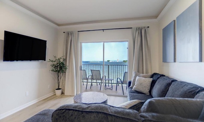 Seven Coves Apartment | Newly Renovated Waterfront Condo With Sunset Views