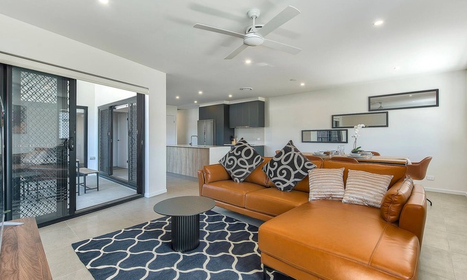 Mount Gravatt Apartment | Newly spacious top level good view near city apartment