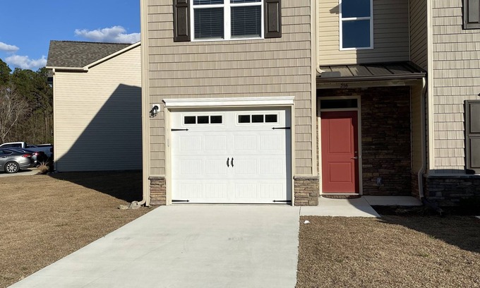 Hubert House | Newly Townhome, 15 mins to Camp Lejeune