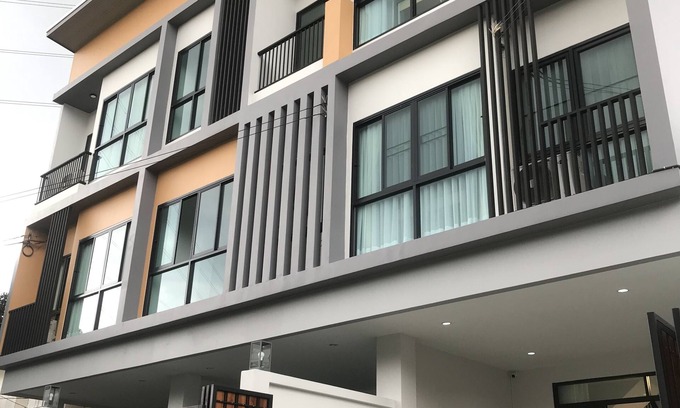Ratchadaphisek House | Newly Townhouse in Huai Khwang W/4 King Beds