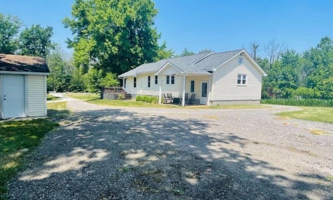 Scheller House | Newly updated country home boasts comfort & relaxation, near DuQuoin Fairgrounds