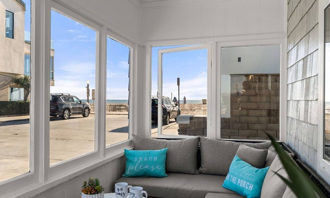 West Newport Cottage | Newly Updated! - Oceanview Sea Gem Cottage- Bikes/Boards,10 sec walk to beach