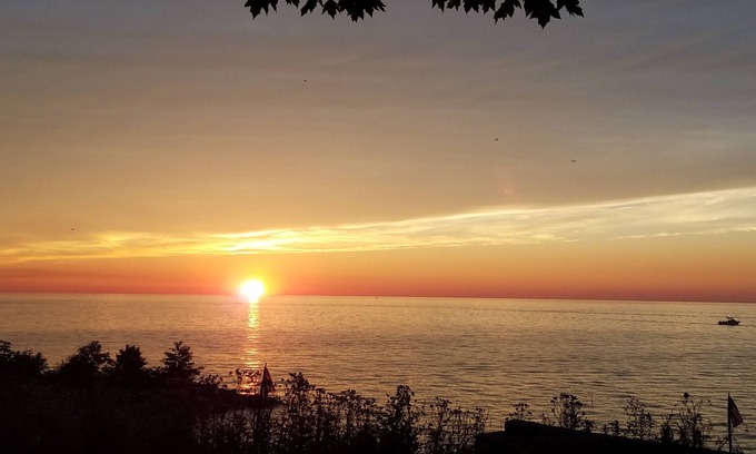 Geneva-on-the-Lake Cottage | Newly updated quiet cozy cottage off the Strip, pet friendly
