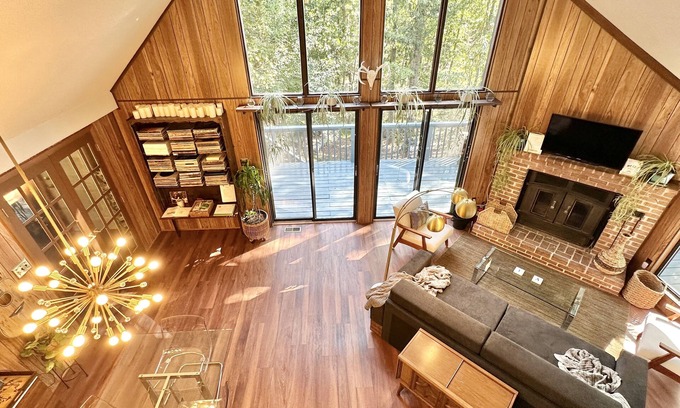 The Woods House | Newly-Updated + Retro-Style Cabin + For People w/Dogs + Fireplace + Woods + Cool