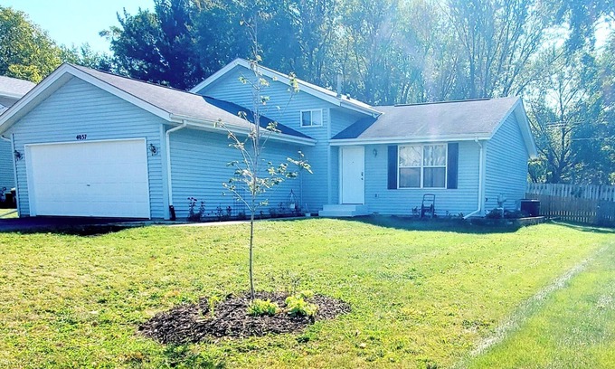Rockford House | Newly updated warm Rockford tri-level house minutes from Bypass 20, I39 and I90!