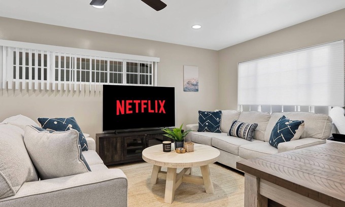 Balboa Peninsula House | Newport Beach Modern King 2BR2BA Steps to Sand with - AC - Wifi - Smart TVs