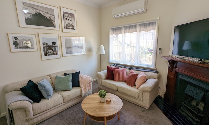 Newport House | Newport Leadlight Haven - 2 Bed, 2 Bath