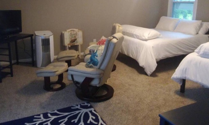 Newport News Apartment | Newport News Captain's Cabin