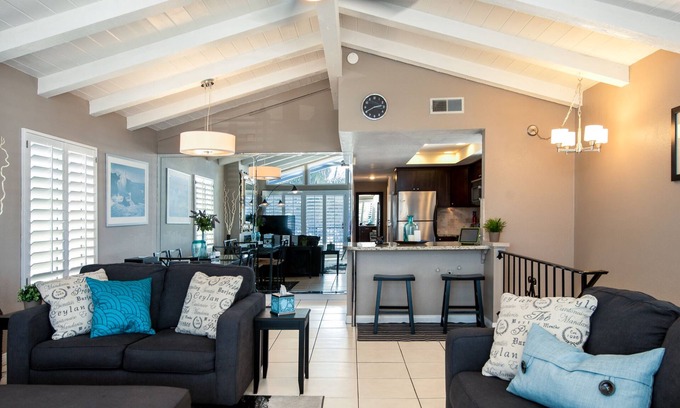 West Newport House | Newport Pier, Walk to Beach. 2 Parking Spaces. AC in all rooms