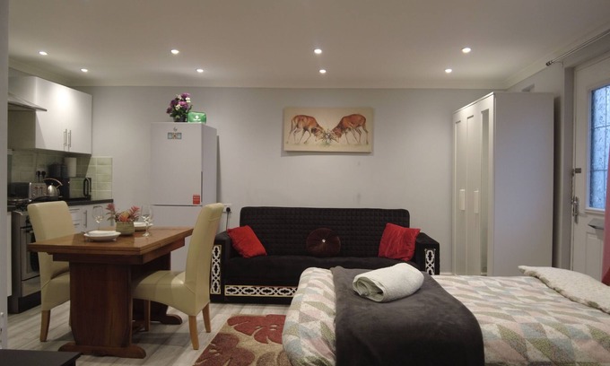 Newport Apartment | Newport rental property,Furnished studio Near train station Free Wifi-Parrking.