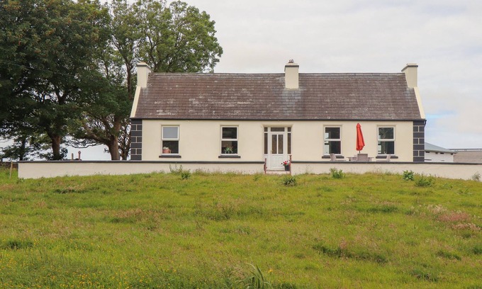 Banna House | NEWTOWN EAST, family friendly, with open fire in Kilkee, County Clare