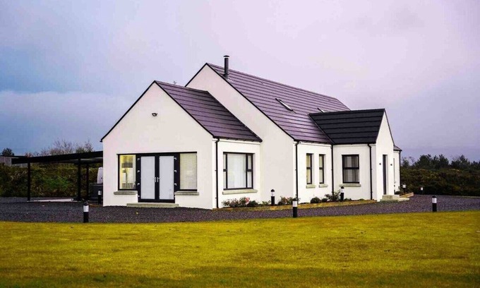 Newry House | Newtown House, with Hot Tub and Bar