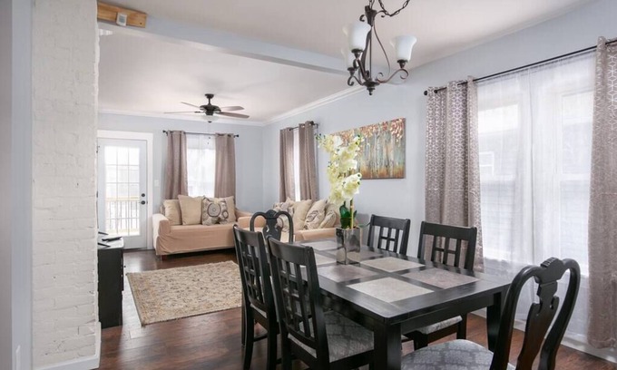 Tremont Apartment | Next 2 Christmas Story House/Tremont/5min downtown