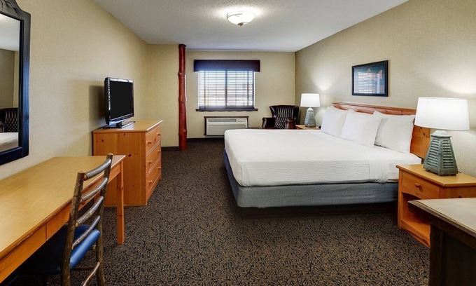 Moline Hotel | Next Mississippi River, Deluxe King Suite, Stoney Creek Quad Cities