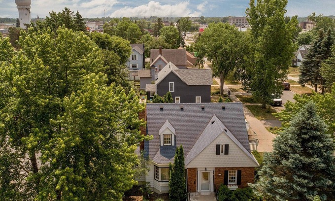 Brainerd House | Next to Gregory Park & The Hospital, Cozy, Movie Theater & More!