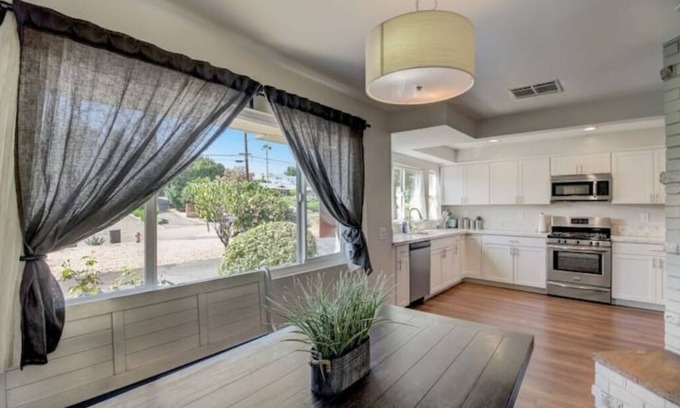 Kit Carson House | Next to Safari /Hollywood Driveway /Backyard Oasis