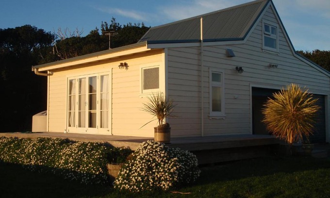 Hicks Bay Bed & Breakfast | Nga Puriri Bed and Breakfast