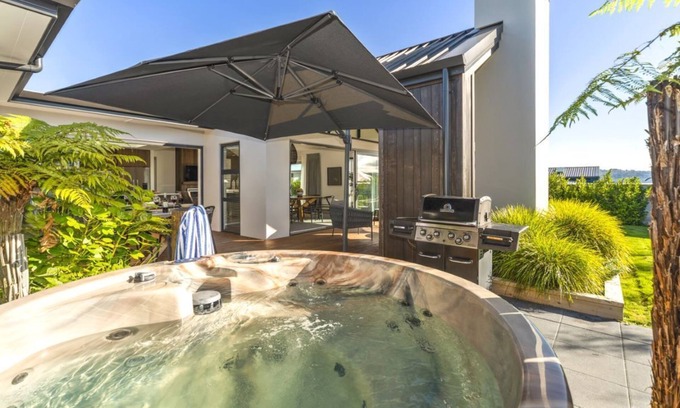 Wharewaka House | Nga Roto Retreat with Hot Tub