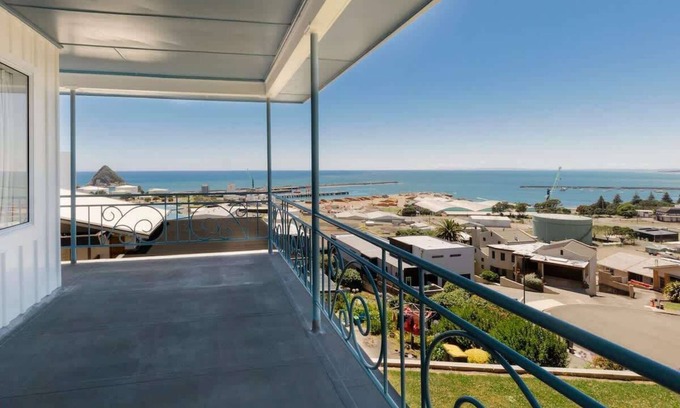 New Plymouth House | Ngamotu Vista - 5BR home with harbour views