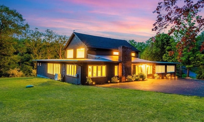 East Durham House | nHot Tub, Game Room, Sauna, Tennis Court, Pond