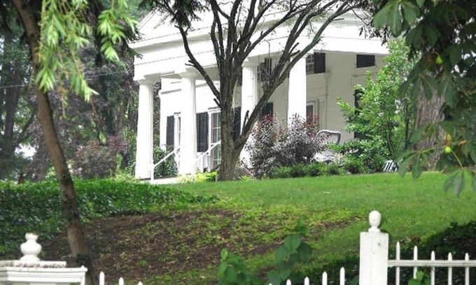 Lewiston House | Niagara Gorge Mansion in Historic Village 5 Minutes from Falls